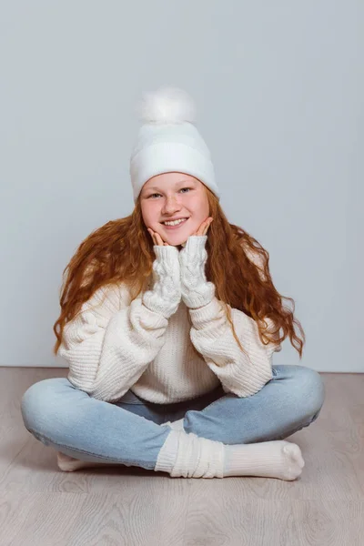 Une Fille Joyeuse Avec Les Cheveux Roux Dans Pull Blanc — Photo
