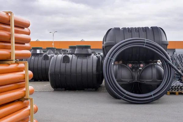 Tanques de almacenamiento de agua de lluvia negra colocados en un almacén industrial — Foto de Stock