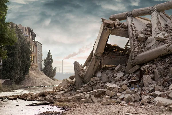 View on a collapsed concrete industrial building with smoking factory chimney behind and dark dramatic sky above. Damaged house. Scene full of debris — Stock Photo, Image