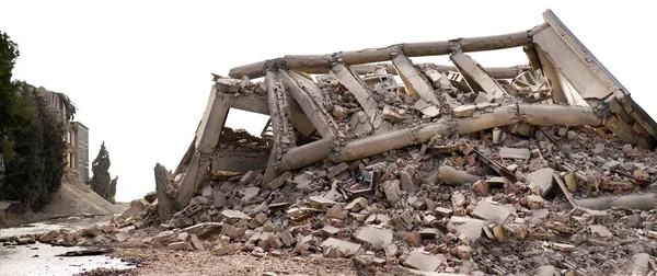 Edificio industrial de hormigón colapsado. Escena desastrosa llena de escombros, polvo y casa dañada. Izolated sobre fondo blanco — Foto de Stock