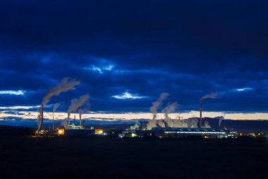 Şafak sökmeden bacaları tüten kimyasal tesis. Valasske Mezirici, Çek Cumhuriyeti