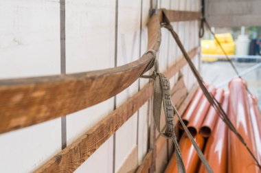 Kamyonda uygunsuz yük emniyeti. Sarkık tahta çok fazla ağırlık taşıyor. Çökme riski