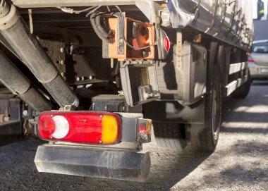 Kamyon hidrolik arka kapı kontrolü. Teslimat kamyonu hidrolik kontrolü