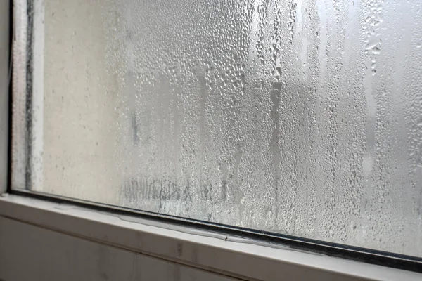 Fenêtre d'hiver typique avec beaucoup d'eau condensée. Condensation des fenêtres. Photos De Stock Libres De Droits