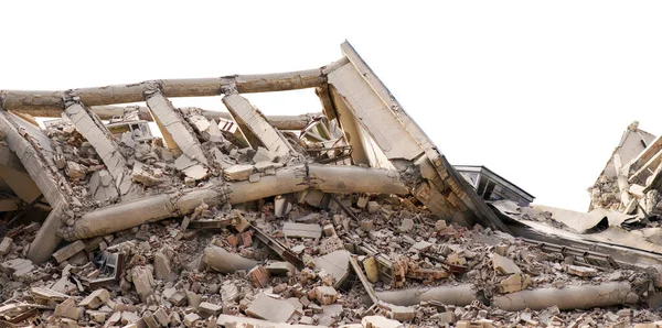 Vista panorámica del edificio industrial de varios niveles de hormigón colapsado. Escena desastrosa llena de escombros, polvo y casa dañada. Aislado sobre blanco — Foto de Stock