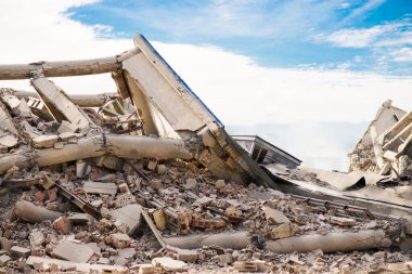 Beton endüstriyel çok katlı bina. Enkaz, toz ve hasarlı evlerle dolu felaket sahnesi
