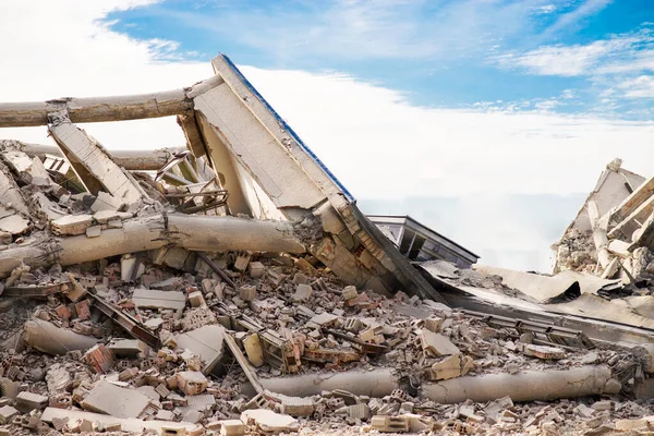 Edificio de hormigón colapsado industrial multinivel. Escena desastrosa llena de escombros, polvo y casa dañada — Foto de Stock