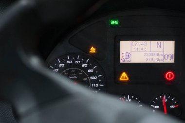 Düşük AdBlue gösterge uyarısı içeren bir kamyon görünümünü kapat