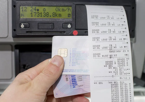 Primer plano de un conductor con turno de día impreso enfocado junto con la licencia de conducir y la tarjeta de tacógrafo digital . —  Fotos de Stock