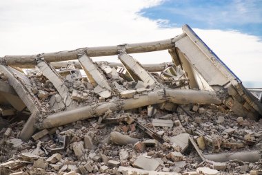 Beton endüstriyel çok katlı bina. Enkaz, toz ve hasarlı evlerle dolu felaket sahnesi