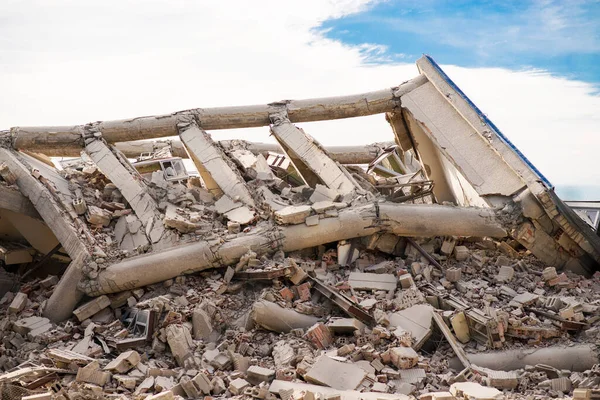 Collapsed concrete industrial multilevel building. Disaster scene full of debris, dust and damaged house — Fotografia de Stock