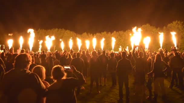 Bousov castle Czech Rep August 19th 2017 People with cellphones wath the public fire show of hot air balloons lined up in a row and firing together with song. Editorial. — Stock Video