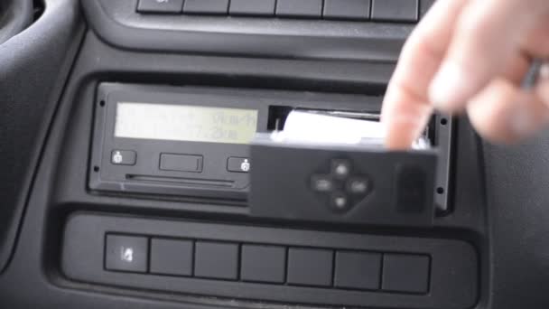 Close-up van een chauffeur die een rol papier verandert in een tachograaf. Papieren rol Vervanging in een vrachtwagen digitale tachograaf — Stockvideo