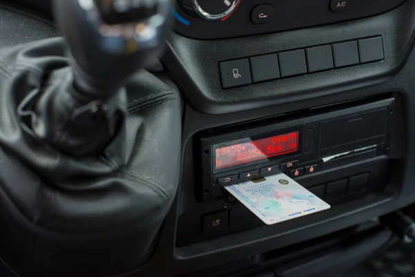 Digitaler Fahrtenschreiber Transporter Aus Einem Winkel Mit Ausgeworfener Fahrerkarte — Stockfoto