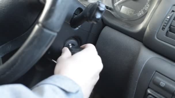 Das Starten eines Dieselautos, Blick auf Autoschlüssel und Zündung, enthält Geräusche. — Stockvideo