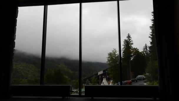 Драматические облака, бегущие за широким окном конференц-зала, курорт Долни-Морава, Чехия — стоковое видео