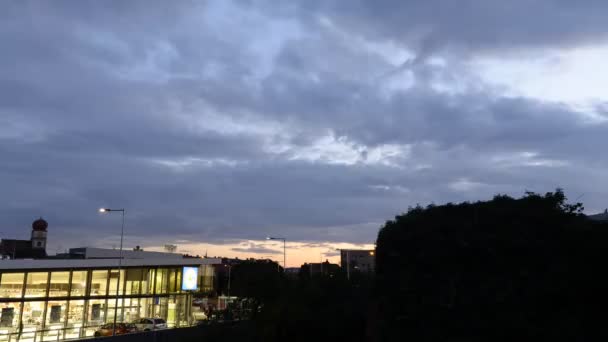 Dämmerung über Supermarkt-Neubau im Sommer — Stockvideo