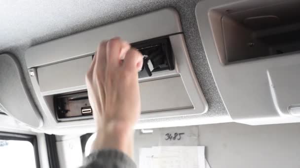 Zbliżenie kierowcy zmieniającego rolkę papieru w tachografie. Rolka papieru Wymiana w ciężarówce tachograf cyfrowy — Wideo stockowe