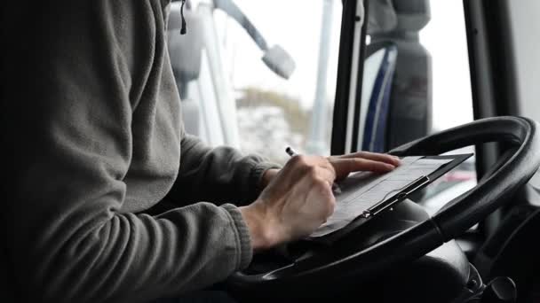 2022年1月26日奥洛穆茨捷克代表卡车司机完成他的文书工作。司机乘出租车完成他的白班. — 图库视频影像