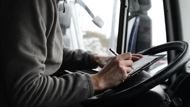 Olomouc República Checa Jan 26th 2022 Conductor de camión haciendo su papeleo. El conductor termina su turno de día en un taxi. — Vídeos de Stock