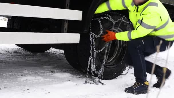 2022年1月25日司机在卡车轮胎上系上雪链 — 图库视频影像