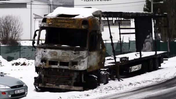 Becva Czech Rep Jan 7th 2022 Burnt truck in snow by the road side. Tractor and trailer damaged by fire and flames — Stock Video