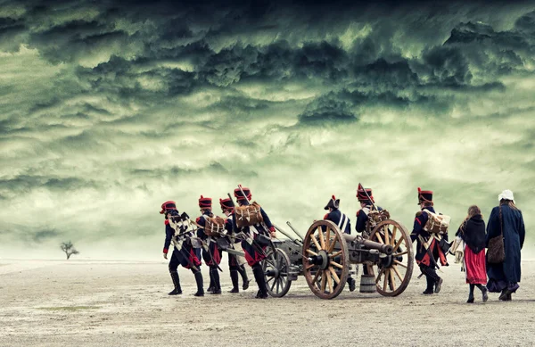Soldats napoléoniens marchant en pleine terre avec des nuages dramatiques Photo De Stock