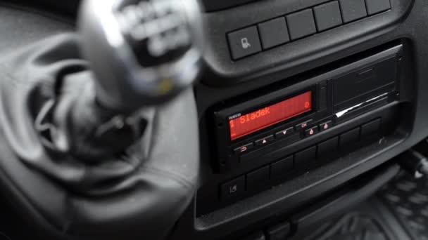 Ołomuniec Republika Czeska 13 lutego 2022 r.Kierowca wyrzuca kartę kierowcy z tachografu cyfrowego — Wideo stockowe