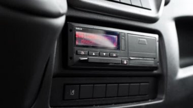 Olomouc Çek Cumhuriyeti 13 Şubat 2022 Sürücü kartı dijital takograftan çıkardı