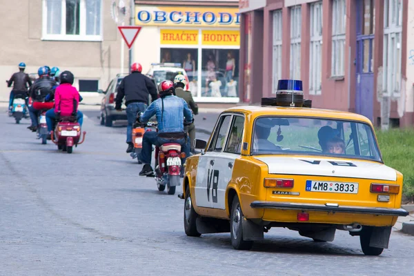 Prostejov República Checa 20 de mayo de 2018 Coche de policía y motocicletas de la era comunista de Checoslovaquia — Foto de Stock