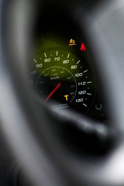 Ağır bir kamyonun hız göstergesine büyük T turuncu uyarı. Dijital tachograf, sürücünün 4,5 saatlik sürüşten sonra frene basmasına 15 dakika kaldığını gösteriyor..