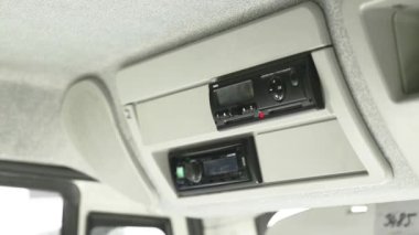 Sürücü tachografın içine dijital bir tachograph okuyucu yerleştiriyor. Tachograph indirmesi. Polis kontrolü. Kontrol
