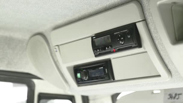 A járművezető digitális tachográf-olvasót helyez be a menetíró készülékbe. Tachográf letöltés. Rendőrségi ellenőrzés. Ellenőrzés — Stock videók