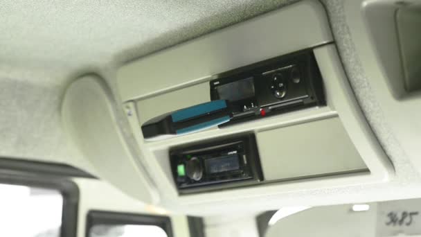 Kierowca usuwa czytnik tachografów cyfrowych z tachografu. Ściągnij tachograf. Kontrola policyjna. Kontrola transportu drogowego — Wideo stockowe