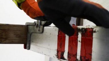 Şoför, alüminyum bar kullanarak bir kamyon dolusu kargoyu etkisiz hale getiriyor. Kargo kemerini bağlayın.