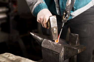 Demirci ocağı bir örse bağlı. Çekiç gibi sıcak kırmızı çelik