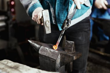 Demirci ocağı bir örse bağlı. Çekiç gibi sıcak kırmızı çelik