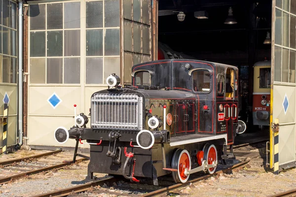 Olomouc 3 de marzo de 2022 República Checa Pequeña locomotora industrial fuera del depósito de Olomouc. Tipo 1435 BN60 servido en fábrica en CSSR. Año 1955 —  Fotos de Stock