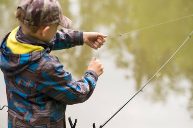 Usov 7 Mayıs 2022 Çek Cumhuriyeti küçük çocukları ormanda yeşil bir gölette balık tutuyor.