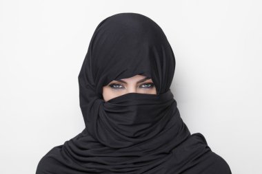 bir burqa giyen güzel kız