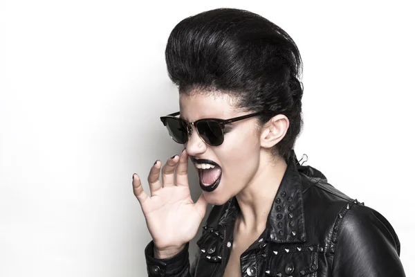 Rock-Mädchen trägt Sonnenbrille halbes Profil — Stockfoto