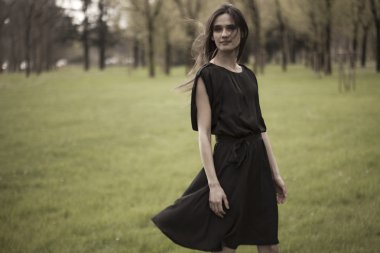 güzel kız ormanda yürüyüş