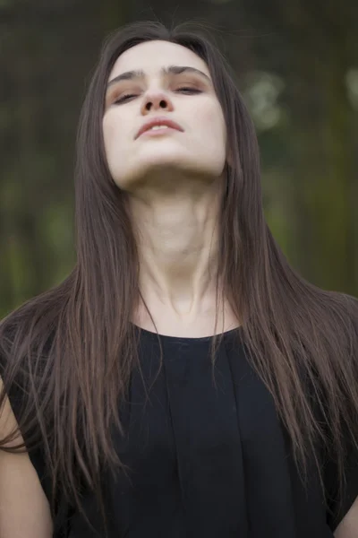 Ragazza rilassata in una foresta — Foto Stock