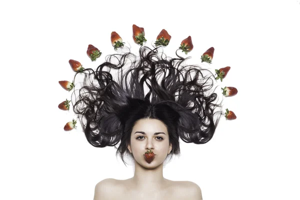 Trevlig tjej med jordgubbar — Stockfoto