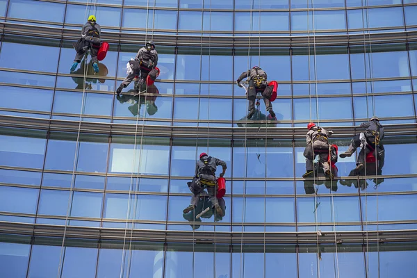 Windows cleaners on skyscraper — Stock Photo, Image