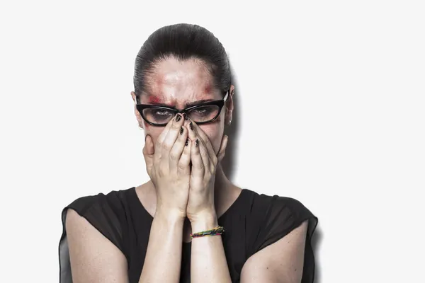 Picchiato ragazza piangendo e coprendo la bocca con le mani — Foto Stock