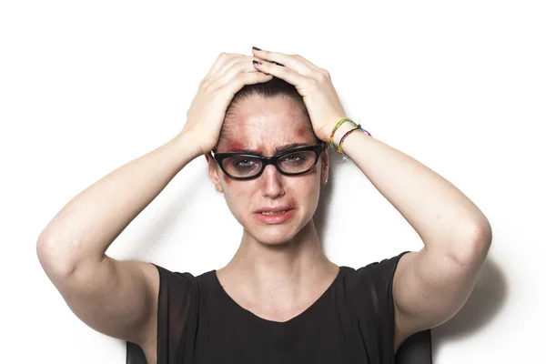 Beaten up girl wearing glasses and crying — Stock Photo, Image