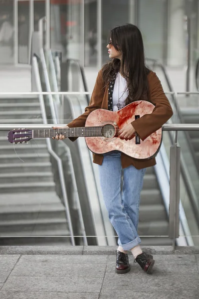 Fille debout et jouer de la guitare — Photo