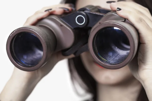 Chica mirando a través de binoculares — Foto de Stock