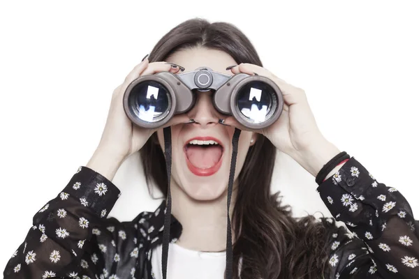 Chica sorprendida mirando a través de los prismáticos — Foto de Stock